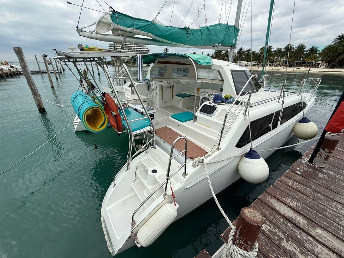 GreenTastic private catamaran in Cancun with guests on the netting